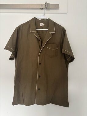 Casual Olive Short-Sleeve Camp Shirt with Contrast Piping